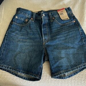 Selling this cute Levi’s 501 short (new)